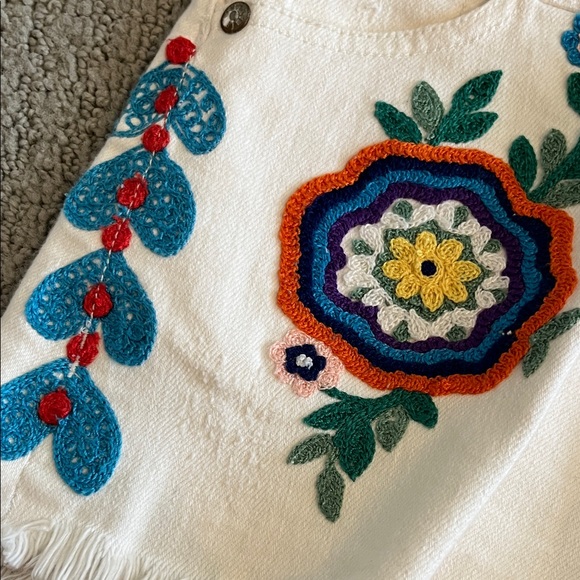 🩷 Alice + Olivia White Embroidered Jean Shorts - Picture 7 of 11